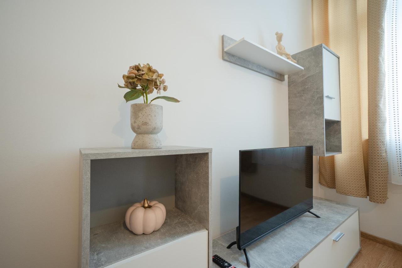 In The Area. 5 Minute's Walk To The Danube. Apartamento *
