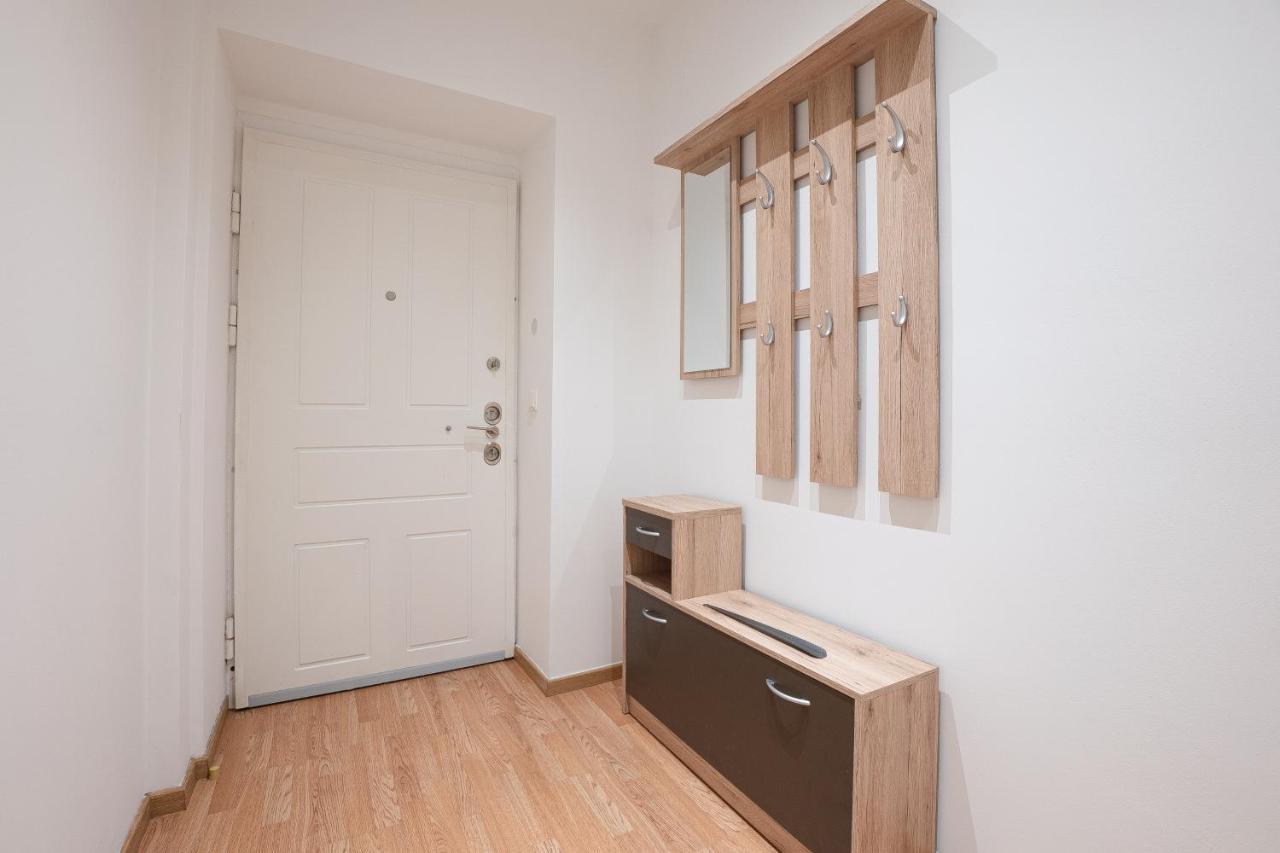 In The Area. 5 Minute's Walk To The Danube. Apartamento Viena